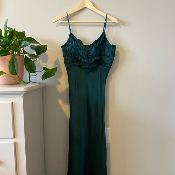 Astr The Label: Smocked Midi Dress - Hunter Green. Size Small - Picture 4 of 8